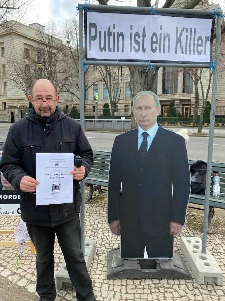 Dmitry Bagrash bei einer Mahnwache gegen Putin vor der russischen Botschaft, Berlin