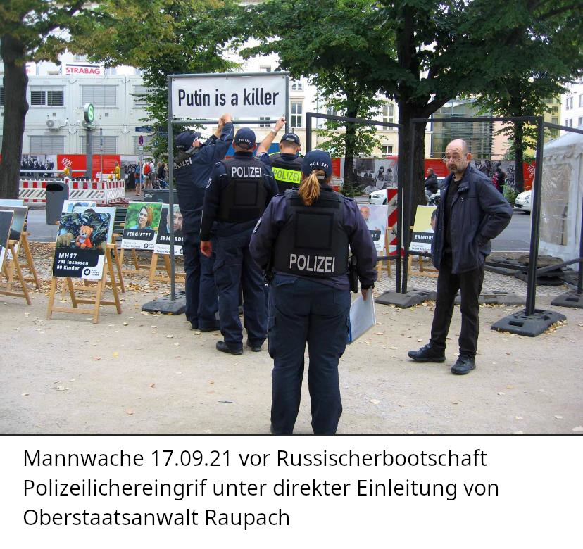 Berliner Polizei beschlagnahmt das Banner „Putin is a killer“ bei einer Mahnwache vor der russischen Botschaft, 17.09.2021