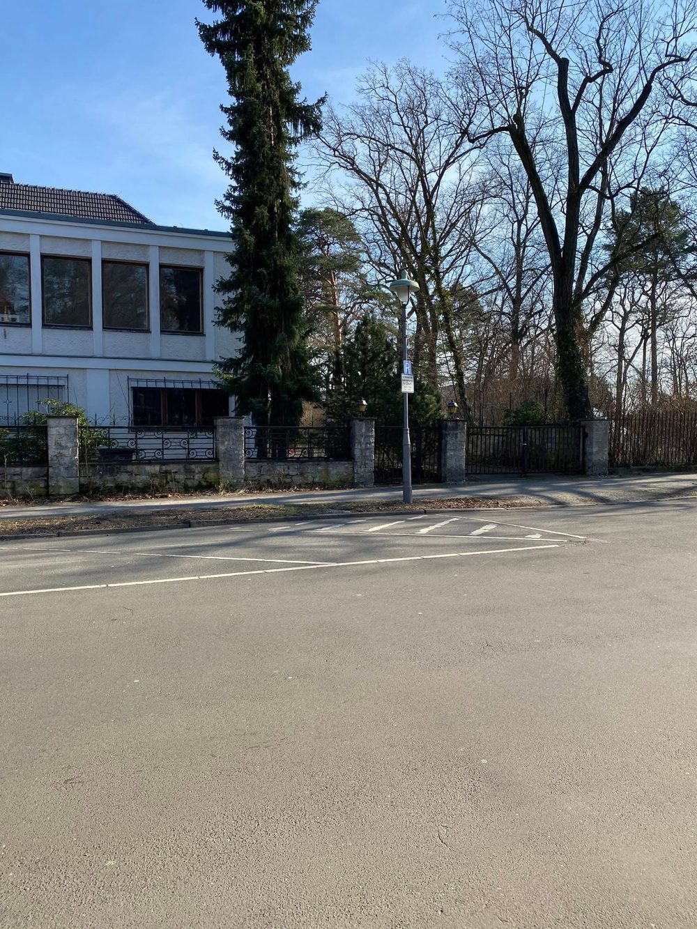 Straßenansicht des Gebäudes in der Lepsiusstraße, aufgenommen am 2. März 2022 von der gegenüberliegenden Straßenseite
