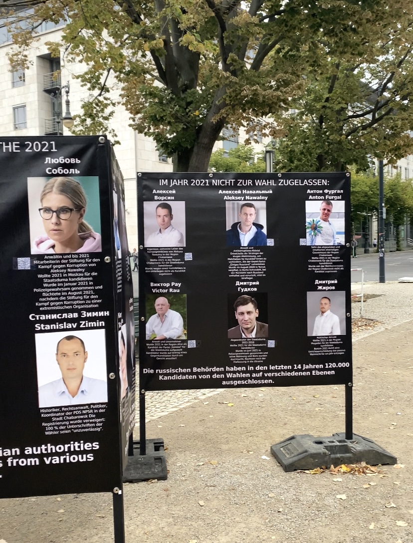 Informationsplakate bei der Demonstration 19.09.2021