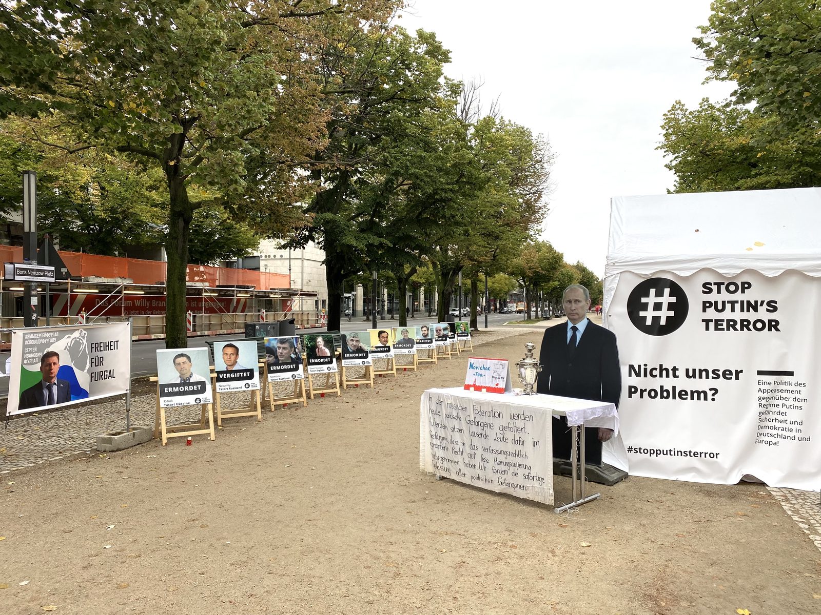 Erste Demonstration mit Sperrholz-Putin und Novichok-Schild, September 2020