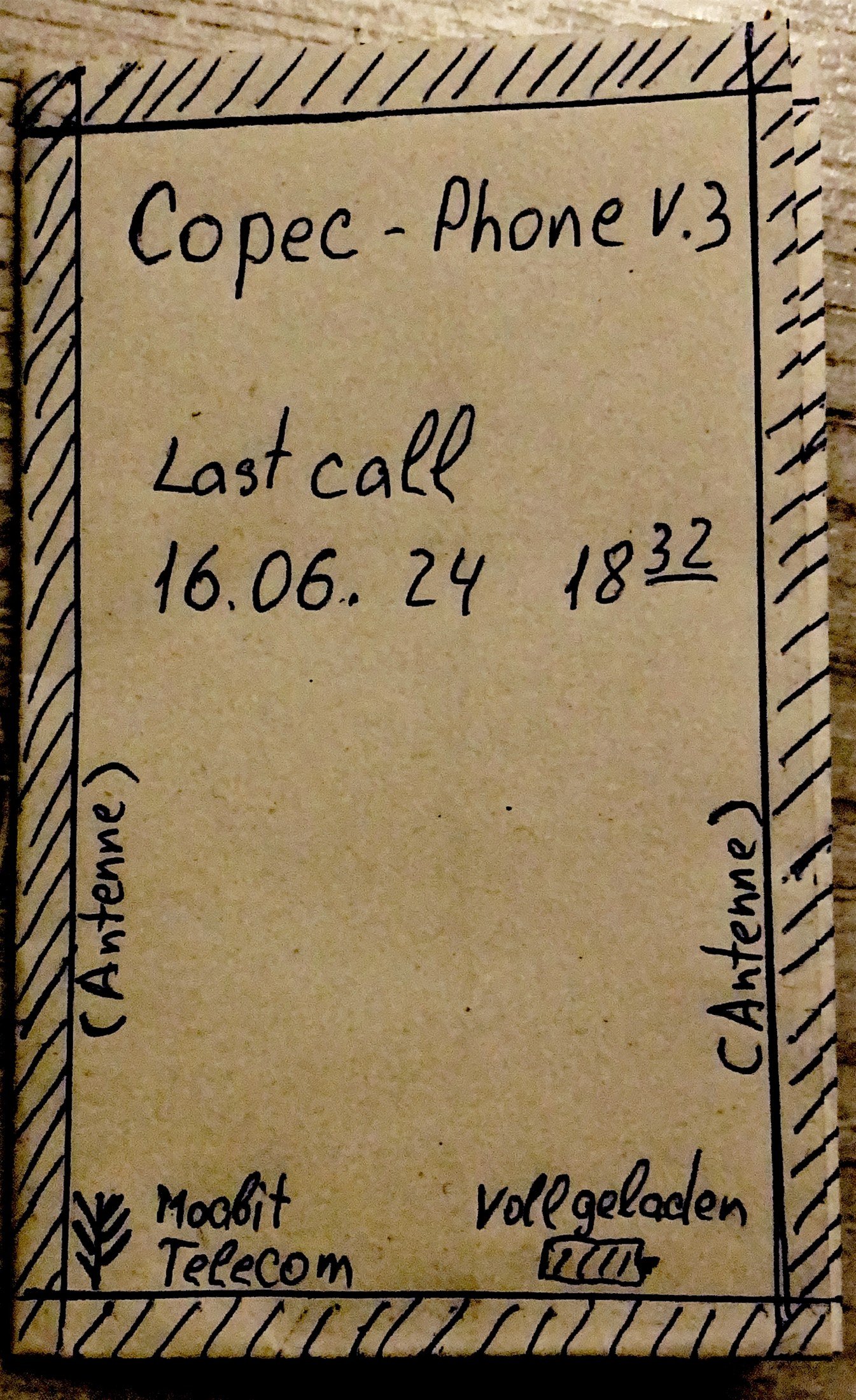 Vorderseite des selbstgebastelten Papiertelefons Copec-Phone v.3 mit Antennen und Last-Call-Anzeige